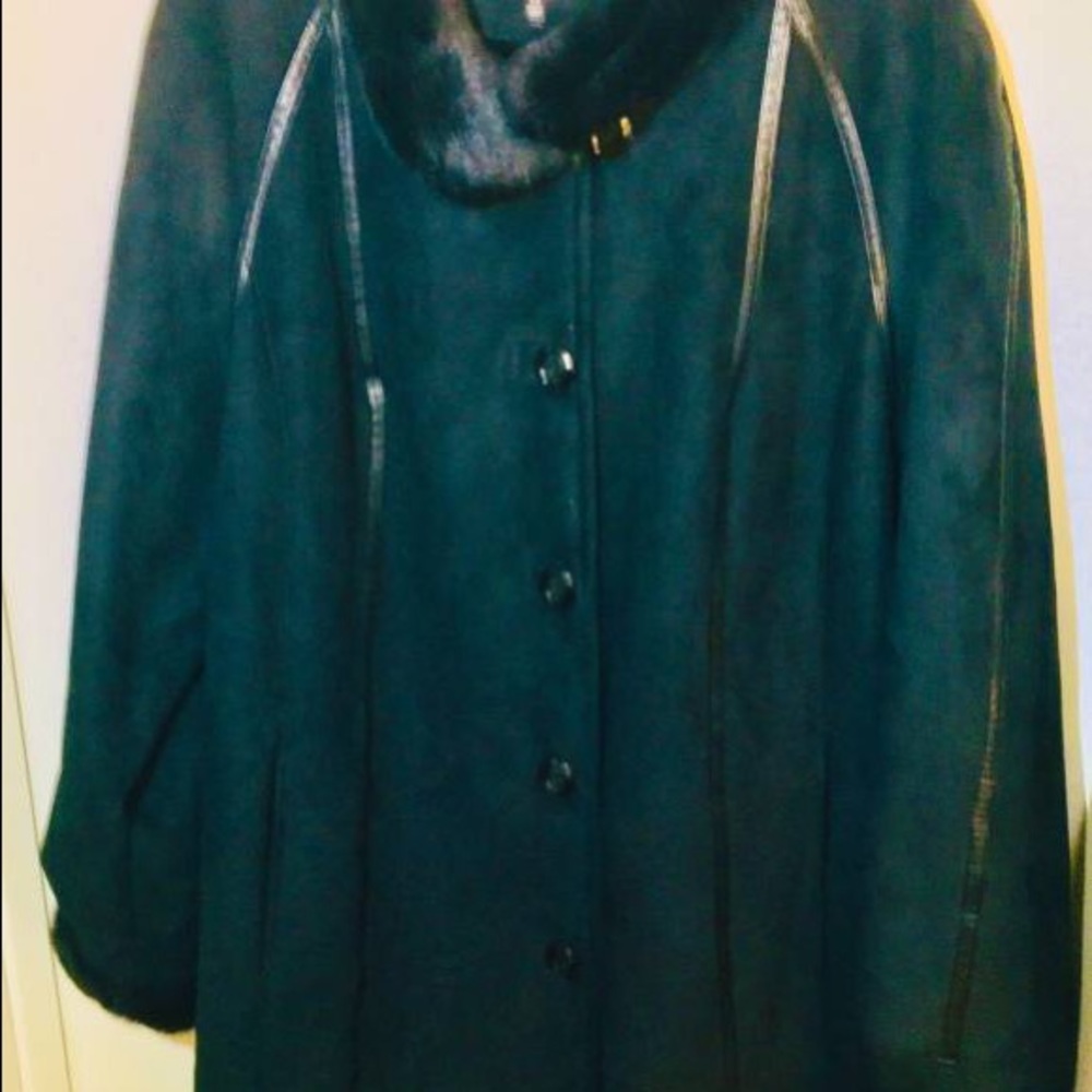 WOMEN’s FAUX FUR COAT (SIZE: XXL)
